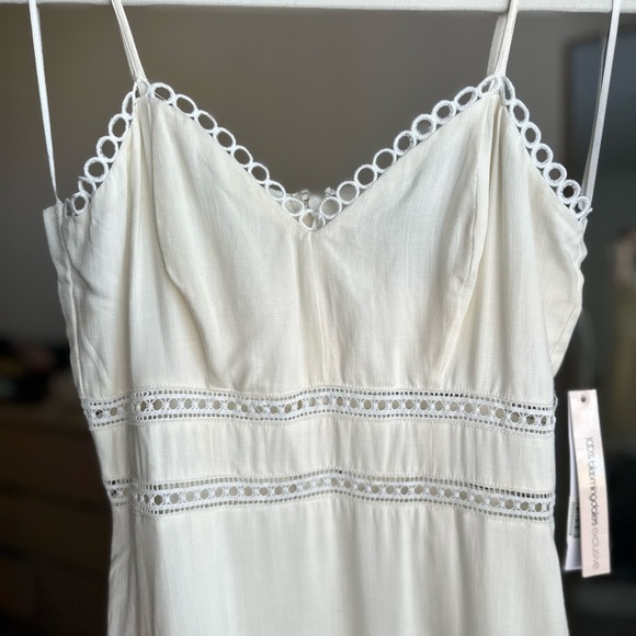 White Simple Dress - Picture 2 of 3